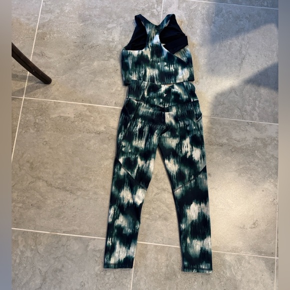 Old Navy Blue and Green Tie-Dye Crop Top and Leggings - Picture 8 of 8
